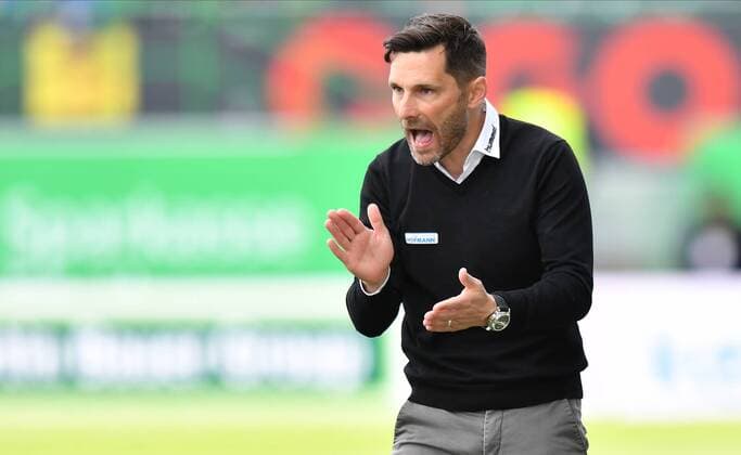 07.04.2019 - Fussball - Saison 2018 2019 - 2. Fussball - Bundesliga - 28. Spieltag: SpVgg Greuther Fürth ( Kleeblatt ) - SV Darmstadt 98 ( Lilien ) - eZi - DFL regulations prohibit any use of photographs as image sequences and or quasi-video - Stefan Leitl (Trainer SpVgg Greuther Fürth ) feuert an