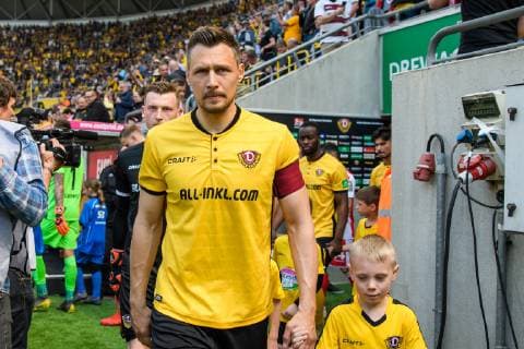 Dresdens Sören Gonther beim Einlaufen; SG Dynamo Dresden - 1. FC Union Berlin; Fußball; 2. Liga; Saison 2018 2019; 28. Spieltag; Rudolf-Harbig-Stadion; Dresden; 07. April 2019;