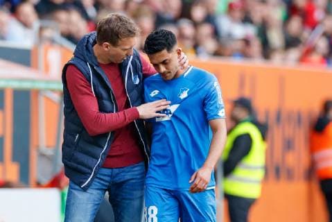 Augsburg, Deutschland, 07.04.2019, 1. Bundesliga 28. Spieltag, FC Augsburg - TSG 1899 Hoffenheim, Trainer Julian Nagelsmann (TSG) spricht mit Nadiem Amiri (TSG) nach seiner auswechslung ( DeFodi048