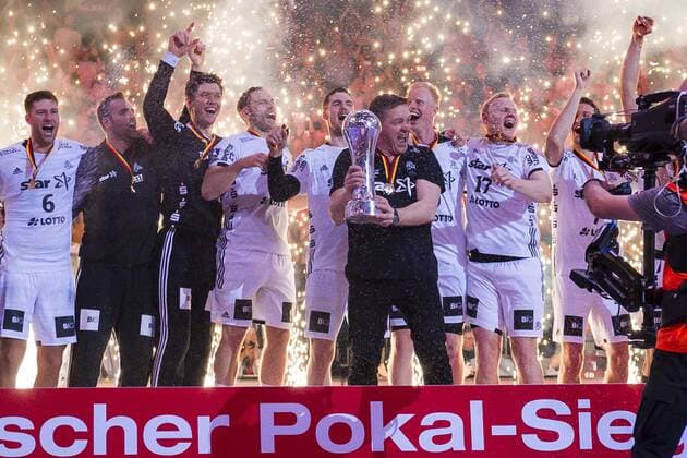 Hamburg, Deutschland 07. April 2019: REWE Final 4 - DHB Pokal Finale - SC Magdeburg vs. THW Kiel Trainer Alfred Gislason (THW Kiel) mit dem Pokal, Pokalsieger 2019 THW Kiel Hamburg Barclaycard Arena Hamburg Deutschland
