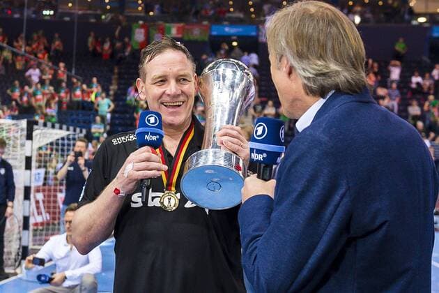 Hamburg, Deutschland 07. April 2019: REWE Final 4 - DHB Pokal Finale - SC Magdeburg vs. THW Kiel Trainer Alfred Gislason (THW Kiel) mit dem Pokal im ARD Interview Hamburg Barclaycard Arena Hamburg Deutschland