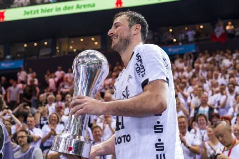 Hamburg, Deutschland 07. April 2019: REWE Final 4 - DHB Pokal Finale - SC Magdeburg vs. THW Kiel Domagoj Duvnjak (THW Kiel) mit dem Pokal Hamburg Barclaycard Arena Hamburg Deutschland