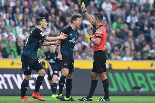 Sport Themen der Woche KW14 Sport Bilder des Tages Fußball 1. Bundesliga 28. Spieltag Borussia Mönchengladbach - SV Werder Bremen am 07.04.2019 im Borussia-Park in Mönchengladbach Schiedsrichter Daniel Schlager ( Hügelsheim ), rechts - zeigt Niklas Moisander ( Bremen ), mitte die gelbe Karte - Maximilian Eggestein ( Bremen ), links DFL regulations prohibit any use of photographs as image sequences and or quasi-video. *** Football 1 Bundesliga 28 Matchday Borussia Mönchengladbach SV Werder Bremen on 07 04 2019 at Borussia Park in Mönchengladbach Referee Daniel Schlager Hügelsheim right Niklas Moisander Bremen middle yellow card Maximilian Eggestein Bremen left DFL regulations prohibit any use of photographs as image sequences and or quasi video xRx