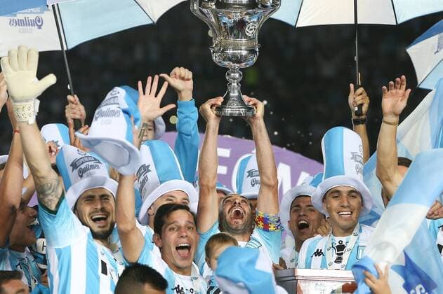 Sport Themen der Woche KW14 Sport Bilder des Tages Racing Club s players jubilate the victory after a Superliga match between Racing Club and Defensa y Justicia, at the Juan Domingo Peron de Avellaneda stadium, in Buenos Aires, Argentina, 07 April 2019. Racing Club vs. Defensa y Justicia !ACHTUNG: NUR REDAKTIONELLE NUTZUNG!  Copyright: xJuanxIgnacioxRoncoronix AME7866 20190408-636902878479537732
