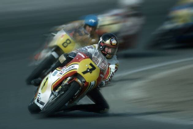 Barry Sheene Suzuki Startnummer 7 vor Jack Findlay in Assen 1977 Sheene wurde 2x Weltmeister und erzielte insgesamt 756 WM-Punkte er wurde am 11.09.1950 in London geboren und erlag bereits am 10.03.2003 in Australien einem Krebsleiden