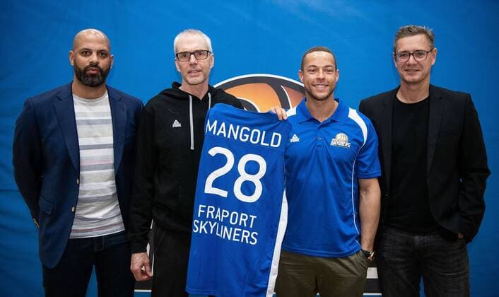 09.04.2019, xfux, Basketball BBL, Frankfurt Skyliners Training und Pressekonferenz Bachelor Andrej Mangold, azspor, wispor, emspor, emonline, v.l. Robert Cardenas Ruda (Spielerberater), Trainer Gordon Herbert (Head Coach, Fraport Skyliners Frankfurt), Andrej Mangold (Fraport Skyliners Frankfurt), Dr. Gunnar Woebke (Geschaeftsfuehrer Geschaeftsfuehrender Gesellschafter Sportdirektor Fraport Skyliners Frankfurt) Frankfurt