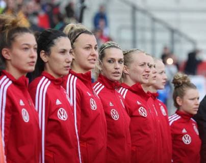 Lena Goessling (GER) nicht in der Startelf, aufgenommen waehrend der Nationalhymne DFL REGULATIONS PROHIBIT ANY USE OF PHOTOGRAPHS AS IMAGE SEQUENCES AND OR QUASI-VIDEO.