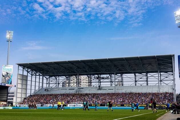 Kiel, 6. April 2019 - Fußball, 2. Bundesliga 2018 19, Holstein Kiel - FC St. Pauli: Neue Osttribüne im Kieler Holstein-Stadion DFL REGULATIONS PROHIBIT ANY USE OF PHOTOGRAPHS AS IMAGE SEQUENCES AND OR QUASI-VIDEO.