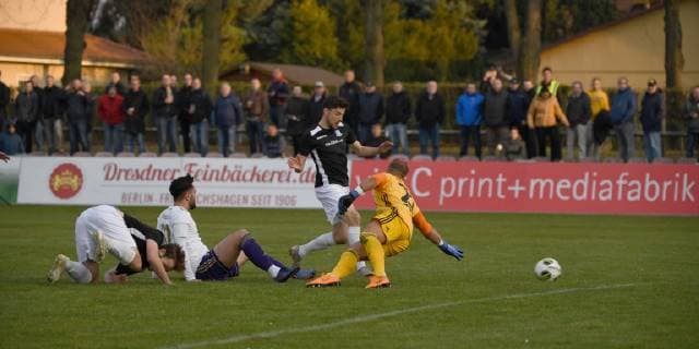 Fußball, AOK-Landespokal, VSG Altglienicke - Tennis Borussia Fussball, Herren, Saison 2018 2019, Halbfinale im Berliner AOK-Landespokal, VSG Altglenicke - Tennis Borussia, Christian Skoda (2. v. r., VSG Altglienicke) erzielt das Tor zum 1:0 gegen Torwart Bjarne Rogall (TeBe, Tennis Borussia), 09.04. 2019, Copyright: xMatthiasxKochx