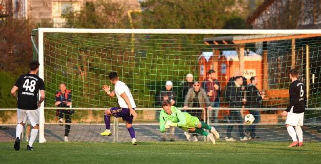 Fußball, AOK-Landespokal, VSG Altglienicke - Tennis Borussia Fussball, Herren, Saison 2018 2019, Halbfinale im Berliner AOK-Landespokal, VSG Altglenicke - Tennis Borussia, v. l. Rico Steinhauer (VSG), Rifat Gelici (TeBe, Tennis Borussia) erzielt das Tor zum 1:1 gegen Torwart Dan Twardzik (VSG Altglienicke), 09.04. 2019, Copyright: xMatthiasxKochx