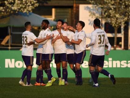 Fußball, AOK-Landespokal, VSG Altglienicke - Tennis Borussia Fussball, Herren, Saison 2018 2019, Halbfinale im Berliner AOK-Landespokal, VSG Altglenicke - Tennis Borussia, TeBe-Jubel nach Tor zum 1:1, 09.04. 2019, Copyright: xMatthiasxKochx