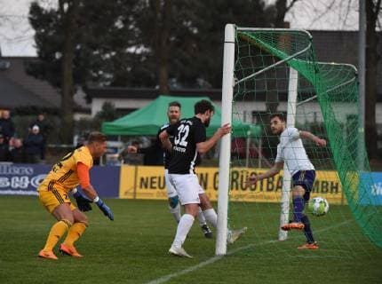 Fußball, AOK-Landespokal, VSG Altglienicke - Tennis Borussia Fussball, Herren, Saison 2018 2019, Halbfinale im Berliner AOK-Landespokal, VSG Altglenicke - Tennis Borussia, Benjamin Förster (M., VSG Altglienicke) erzielt das Tor zum 2:2 gegen Torwart Bjarne Rogall (TeBe, Tennis Borussia) und Nico Matt (r., TeBe, Tennis Borussia), hinten Kevin Kahlert (VSG Altglienicke), 09.04. 2019, Copyright: xMatthiasxKochx