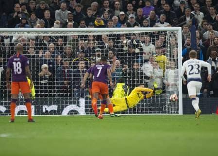 London, United Kingdom, 09.04.2019, UEFA Champions League - 2018 19 Season, Viertelfinale, 1. Runde, Tottenham Hotspur - Manchester City, Hugo Lloris (Tottenham) controls the ball ( DeFodi056