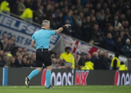 London, United Kingdom, 09.04.2019, UEFA Champions League - 2018 19 Season, Viertelfinale, 1. Runde, Tottenham Hotspur - Manchester City, the referee gestures ( DeFodi056