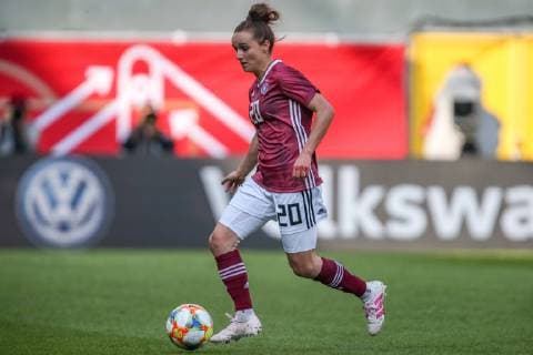 Fußball Frauen Länderspiel Deutschland - Japan am 09.04.2019 in der Benteler-Arena in Paderborn Lina Magull ( Deutschland ) DFB regulations prohibit any use of photographs as image sequences and or quasi-video.