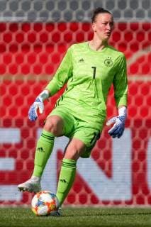 Fußball Frauen Länderspiel Deutschland - Japan am 09.04.2019 in der Benteler-Arena in Paderborn Almuth Schult ( Deutschland ) DFB regulations prohibit any use of photographs as image sequences and or quasi-video.