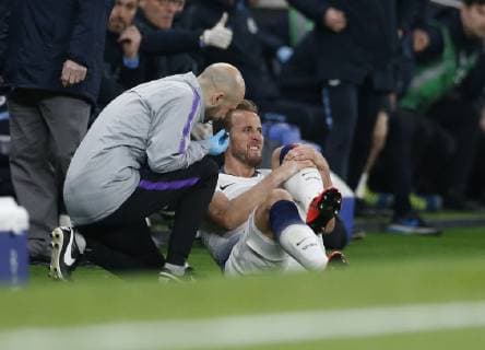 (190410) -- LONDON, April 10, 2019 (Xinhua) -- Tottenham Hotspur s Harry Kane is injured during the UEFA Champions League Quater Final First Leg match between Tottenham Hotspur and Manchester City at The Tottenham Hotspur Stadium in London, Britain on April 9, 2019. Tottenham Hotspur won 1-0. (Xinhua Matthew Impey) FOR EDITORIAL USE ONLY. NOT FOR SALE FOR MARKETING OR ADVERTISING CAMPAIGNS. NO USE WITH UNAUTHORIZED AUDIO, VIDEO, DATA, FIXTURE LISTS, CLUB LEAGUE LOGOS OR LIVE SERVICES. ONLINE IN-MATCH USE LIMITED TO 45 IMAGES, NO VIDEO EMULATION. NO USE IN BETTING, GAMES OR SINGLE CLUB LEAGUE PLAYER PUBLICATIONS. (SP)BRITAIN-LONDON-FOOTBALL-CHAMPIONS LEAGUE-QUARTERFINAL-TOT HOTSPUR VS MAN CITY 