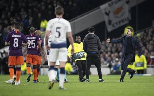 (190410) -- LONDON, April 10, 2019 (Xinhua) -- An intruder (2nd R) steps into the pitch during the UEFA Champions League Quater Final First Leg match between Tottenham Hotspur and Manchester City at The Tottenham Hotspur Stadium in London, Britain on April 9, 2019. Tottenham Hotspur won 1-0. (Xinhua Han Yan) FOR EDITORIAL USE ONLY. NOT FOR SALE FOR MARKETING OR ADVERTISING CAMPAIGNS. NO USE WITH UNAUTHORIZED AUDIO, VIDEO, DATA, FIXTURE LISTS, CLUB LEAGUE LOGOS OR LIVE SERVICES. ONLINE IN-MATCH USE LIMITED TO 45 IMAGES, NO VIDEO EMULATION. NO USE IN BETTING, GAMES OR SINGLE CLUB LEAGUE PLAYER PUBLICATIONS. (SP)BRITAIN-LONDON-FOOTBALL-CHAMPIONS LEAGUE-QUARTERFINAL-TOT HOTSPUR VS MAN CITY 