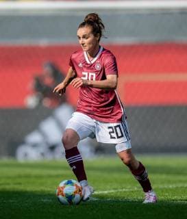9. April 2019: Paderborn, Benteler Arena: Fussball Laenderspiel Frauen: Deutschland - Japan: Deutschlands Lina Magull am Ball.