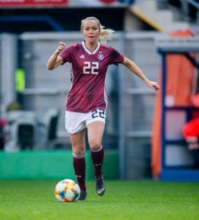 9. April 2019: Paderborn, Benteler Arena: Fussball Laenderspiel Frauen: Deutschland - Japan: Deutschlands Turid Knaak am Ball.