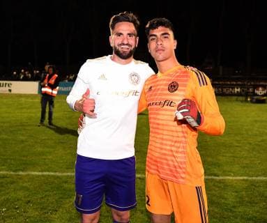 Fussball, Herren, Saison 2018 2019, Halbfinale im Berliner AOK-Landespokal, VSG Altglenicke - Tennis Borussia (4:5 im Elfmeterschießen, 2:2, 2:2, 2:2), v. l. Sefa Kahraman (TeBe, Tennis Borussia) verwandelte im Elfmeterschießen den letzten Strafstoß zum 4:5, Torwart Ertugrul Aktas (TeBe, Tennis Borussia) hielt in der Verlängerung einen Elfmeter von Benjamin Förster (nicht im Bild, VSG Altglienicke) 09.04. 2019, Copyright: xMatthiasxKochx