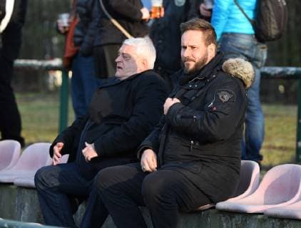 Fussball, Herren, Saison 2018 2019, Halbfinale im Berliner AOK-Landespokal, VSG Altglenicke - Tennis Borussia (4:5 im Elfmeterschießen, 2:2, 2:2, 2:2), v. l. Vorstand Jörg Zimmermann (TeBe, Tennis Borussia), Vorstandsvorsitzender Jens Redlich (TeBe, Tennis Borussia) auf der Tribüne, 09.04. 2019, Copyright: xMatthiasxKochx