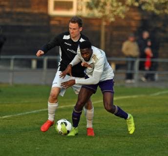 Fussball, Herren, Saison 2018 2019, Halbfinale im Berliner AOK-Landespokal, VSG Altglenicke - Tennis Borussia (4:5 im Elfmeterschießen, 2:2, 2:2, 2:2), v. l. Rene Pütt (VSG Altglienicke), Bekai Jagne (TeBe, Tennis Borussia), 09.04. 2019, Copyright: xMatthiasxKochx