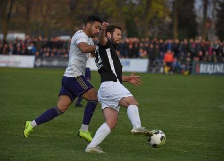 Fussball, Herren, Saison 2018 2019, Halbfinale im Berliner AOK-Landespokal, VSG Altglenicke - Tennis Borussia, v. l. Rifat Gelici (TeBe, Tennis Borussia), Benjamin Förster (VSG Altglienicke), 09.04. 2019, Copyright: xMatthiasxKochx