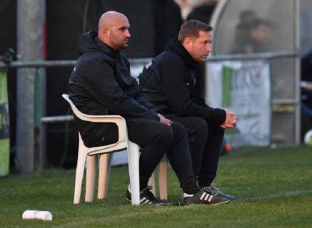 Fussball, Herren, Saison 2018 2019, Halbfinale im Berliner AOK-Landespokal, VSG Altglenicke - Tennis Borussia (4:5 im Elfmeterschießen, 2:2, 2:2, 2:2), v. l. Co-Trainer Sascha Schrödter (TeBe, Tennis Borussia), Trainer Dennis Kutrieb (TeBe, Tennis Borussia) auf der Bank, 09.04. 2019, Copyright: xMatthiasxKochx