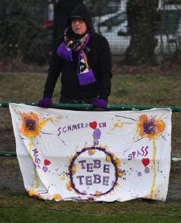 Fussball, Herren, Saison 2018 2019, Halbfinale im Berliner AOK-Landespokal, VSG Altglenicke - Tennis Borussia (4:5 im Elfmeterschießen, 2:2, 2:2, 2:2), Fan von TeBe, Magie, Schmerzen, Spaß, 09.04. 2019, Copyright: xMatthiasxKochx