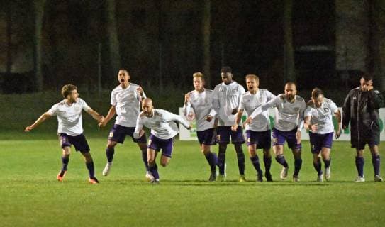 Fussball, Herren, Saison 2018 2019, Halbfinale im Berliner AOK-Landespokal, VSG Altglenicke - Tennis Borussia (4:5 im Elfmeterschießen, 2:2, 2:2, 2:2), TeBe bejubelt den Sieg im Elfmeterschießen, ganz rechts Karim Benyamina (TeBe, Tennis Borussia), 09.04. 2019, Copyright: xMatthiasxKochx