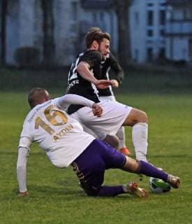 Fussball, Herren, Saison 2018 2019, Halbfinale im Berliner AOK-Landespokal, VSG Altglenicke - Tennis Borussia (4:5 im Elfmeterschießen, 2:2, 2:2, 2:2), v. l. Enes Aydin (TeBe, Tennis Borussia), Benjamin Förster (VSG Altglienicke), 09.04. 2019, Copyright: xMatthiasxKochx
