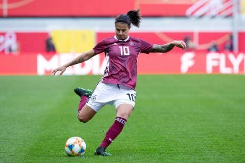 Paderborn , Deutschland 09.04.2019: DFB Länderspiel - Frauen - 2018 2019 - Deutschland vs. Japan Dzsenifer Marozsan (Olympique Lion Deutschland) DFB regulations prohibit any use of photographs as image sequences and or quasi-video. Paderborn Nordrhein-Westfalen Deutschland Benteler Arena