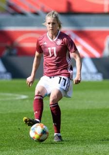 Fussball, Deutschland, Frauen Länderspiel , Vorbereitung zur WM 2019 in Frankreich, Benteler-Arena, Paderborn: Deutschland (rot) - Japan (blau) 2:2; Verena Schweers (GER). Aktion, Einzelbild, Freisteller. DFB REGULATIONS PROHIBIT ANY USE OF PHOTOGRAPHS AS IMAGE SEQUENCES AND OR QUASI-VIDEO.