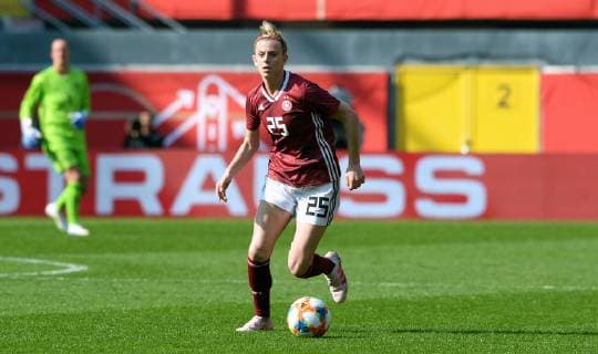 Fussball, Deutschland, Frauen Länderspiel , Vorbereitung zur WM 2019 in Frankreich, Benteler-Arena, Paderborn: Deutschland (rot) - Japan (blau) 2:2; Johanna Elsig (GER). Aktion, Einzelbild. DFB REGULATIONS PROHIBIT ANY USE OF PHOTOGRAPHS AS IMAGE SEQUENCES AND OR QUASI-VIDEO.