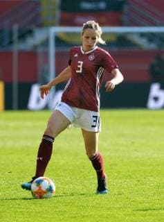 Fussball, Deutschland, Frauen Länderspiel , Vorbereitung zur WM 2019 in Frankreich, Benteler-Arena, Paderborn: Deutschland (rot) - Japan (blau) 2:2; Kathrin Hendrich (GER). Aktion, Einzelbild, Freisteller. DFB REGULATIONS PROHIBIT ANY USE OF PHOTOGRAPHS AS IMAGE SEQUENCES AND OR QUASI-VIDEO.