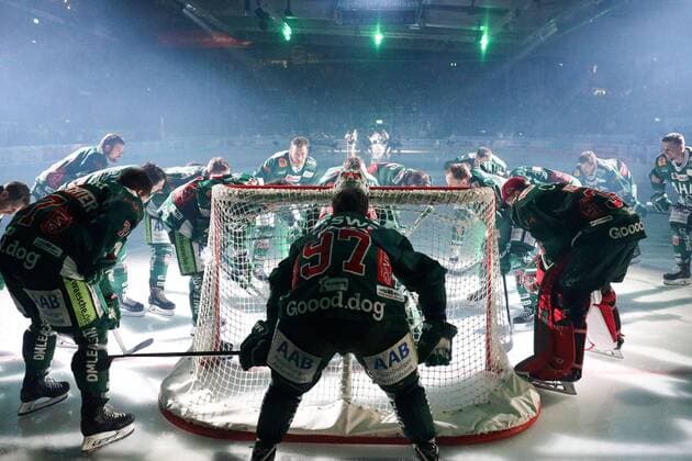 Sport Themen der Woche Sport Bilder des Tages Die Spieler versammeln sich um das Tor und schwoeren sich auf einen Sieg ein, Augsburger Panther vs. EHC Red Bull Muenchen, Playoffs, Halbfinale, Eishockey, DEL, 10.04.2019 Augsburg Bayern Deutschland *** The players gather around the gate and swear to a victory an Augsburg Panther vs. EHC Red Bull Munich playoffs semifinals ice hockey DEL 10 04 2019 Augsburg Bayern Germany Copyright: xkolbert-press ChristianxKolbertx