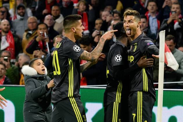 Sport Themen der Woche Sport Bilder des Tages Amsterdam, Netherlands, 10.04.2019, UEFA Champions League - 2018 19 Season, Viertelfinale, Quarter-finals, Ajax Amsterdam - Juventus Turin, Christiano Ronaldo (JUV) Torjubel, jubelt mit seiner Mannschaft nach treffer zum 0:1, celebrates after scoring his team s first goal with team mates ( DeFodi001 *** Amsterdam Netherlands 10 04 2019 UEFA Champions League 2018 19 Season Quarterfinals Quarterfinals Ajax Amsterdam Juventus Turin Christiano Ronaldo JUV Goal celebration celebrates with his team after goal 0 1 celebrates after scoring his team s first goal with team mates DeFodi001
