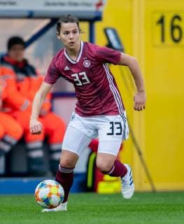9. April 2019: Paderborn, Benteler Arena: Fussball Laenderspiel Frauen: Deutschland - Japan: Deutschlands Lena Sophie Oberdorf am Ball.