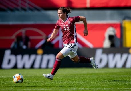 9. April 2019: Paderborn, Benteler Arena: Fussball Laenderspiel Frauen: Deutschland - Japan: Deutschlands Lena Sophie Oberdorf am Ball.