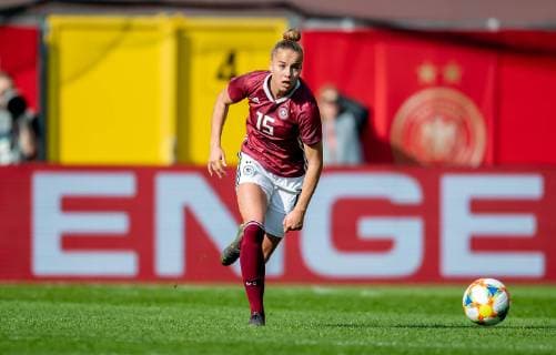 9. April 2019: Paderborn, Benteler Arena: Fussball Laenderspiel Frauen: Deutschland - Japan: Deutschlands Giulia Gwinn am Ball.