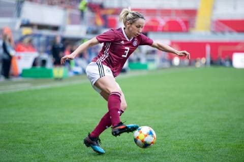 Paderborn , Deutschland 09.04.2019: DFB Länderspiel - Frauen - 2018 2019 - Deutschland vs. Japan Kathrin Hendrich (FC Bayern München Deutschland) DFB regulations prohibit any use of photographs as image sequences and or quasi-video. Paderborn Nordrhein-Westfalen Deutschland Benteler Arena