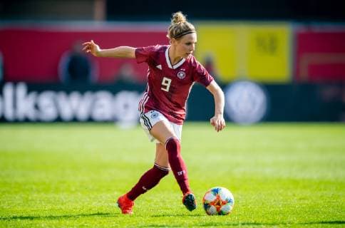 9. April 2019: Paderborn, Benteler Arena: Fussball Laenderspiel Frauen: Deutschland - Japan: Deutschlands Svenja Huth am Ball.