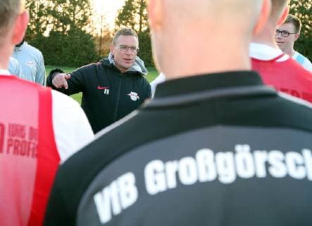 Lützen OT Großgörschen, 10.04.2019, Sportplatz Großgörschen. , VfB Scharnhorst Großgörschen 1932 e.V. gewinnt eine Trainingseinheit mit RB Leipzig- Trainer Ralf Rangnick gibt Anweisungen während des Trainings. , Im Bild v.l.: Trainer Ralf Rangnick gibt Anweisungen während des Trainings. ,
