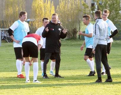 Lützen OT Großgörschen, 10.04.2019, Sportplatz Großgörschen. , VfB Scharnhorst Großgörschen 1932 e.V. gewinnt eine Trainingseinheit mit RB Leipzig- Trainer Ralf Rangnick. , Im Bild: Trainer Ralf Rangnick ( RB Leipzig) gibt Anweisungen während des Trainings. ,