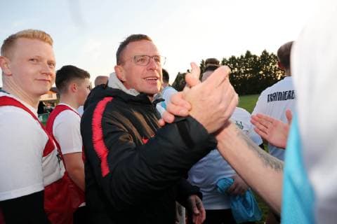 Lützen OT Großgörschen, 10.04.2019, Sportplatz Großgörschen. , VfB Scharnhorst Großgörschen 1932 e.V. gewinnt eine Trainingseinheit mit RB Leipzig- Trainer Ralf Rangnick Im Bild: Trainer Ralf Rangnick ( RB Leipzig) mit der Mannschaft VfB Scharnhorst Großgörschen nach dem Training. ,