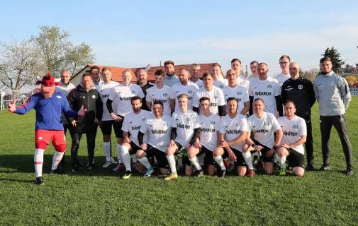 Lützen OT Großgörschen, 10.04.2019, Sportplatz Großgörschen. , VfB Scharnhorst Großgörschen 1932 e.V. gewinnt eine Trainingseinheit mit RB Leipzig- Trainer Ralf Rangnick. , Im Bild: Mannschaftsfoto des VfB Scharnhorst Großgörschen mit Trainer Ralf Rangnick (3.v.li. RB Leipzig). ,