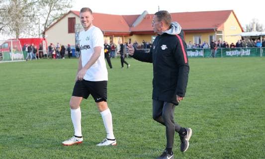 Lützen OT Großgörschen, 10.04.2019, Sportplatz Großgörschen. , VfB Scharnhorst Großgörschen 1932 e.V. gewinnt eine Trainingseinheit mit RB Leipzig- Trainer Ralf Rangnick. , Im Bild: Trainer Ralf Rangnick (re. , RB Leipzig) und Spieler des VfB Scharnhorst Großgörschen. ,