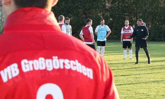 Lützen OT Großgörschen, 10.04.2019, Sportplatz Großgörschen. , VfB Scharnhorst Großgörschen 1932 e.V. gewinnt eine Trainingseinheit mit RB Leipzig- Trainer Ralf Rangnick. , Im Bild: Trainer Ralf Rangnick ( RB Leipzig) mit den Spielern des VfB Scharnhorst Großgörschen während des Trainings. ,