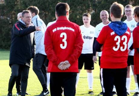 Lützen OT Großgörschen, 10.04.2019, Sportplatz Großgörschen. , VfB Scharnhorst Großgörschen 1932 e.V. gewinnt eine Trainingseinheit mit RB Leipzig- Trainer Ralf Rangnick. , Im Bild: Trainer Ralf Rangnick ( RB Leipzig) mit den Spielern des VfB Scharnhorst Großgörschen während des Trainings. ,